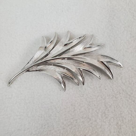 Vintage Crown Trifari Textured Silver Tone Swirl Feather Leaf Pin Brooch - Picture 1 of 8